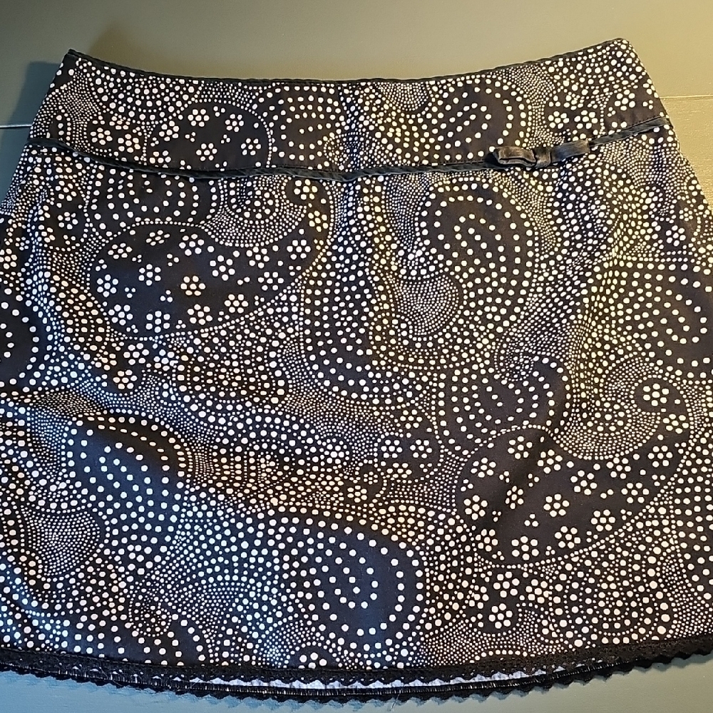 The Limited Black A-Line Mini Skirt Paisley Print. Limeted Stretch Size 4.‎